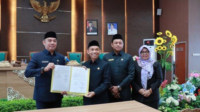 Pimpinan DPRD Teken Nota Kesepakatan KUA-PPAS APBD 2025 dan KUPA-PPAS APBDP 2024 Batola