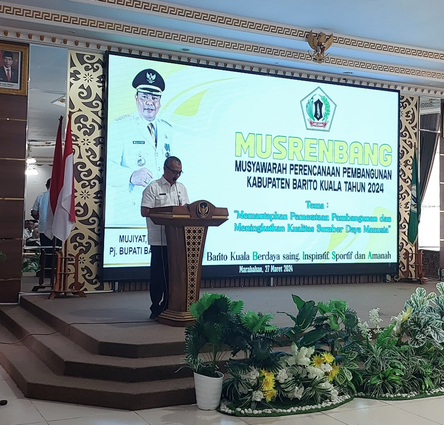 Kabupaten Barito Kuala adalah salah satu kabupaten yang terletak di Provinsi Kalimantan Selatan, Indonesia. Kabupaten ini memiliki sejarah yang kaya dan berperan penting dalam perkembangan sosial dan ekonomi di wilayah Kalimantan. Dengan beragam potensi sumber daya alam dan budaya yang dimiliki, Kabupaten Barito Kuala menjadi salah satu daerah yang menarik untuk diteliti dan dipahami lebih dalam. Pemerintah daerahnya berperan penting dalam pengelolaan sumber daya, pembangunan infrastruktur, dan pemberdayaan masyarakat. Dalam artikel ini, kita akan mengeksplorasi lebih dalam tentang struktur dan fungsi pemerintah daerah di Kabupaten Barito Kuala, tantangan yang dihadapi, upaya pembangunan yang dilakukan, serta partisipasi masyarakat dalam proses pemerintahan. 1. Struktur Pemerintahan Daerah Kabupaten Barito Kuala Struktur pemerintahan daerah di Kabupaten Barito Kuala dibentuk berdasarkan peraturan perundang-undangan yang berlaku. Kabupaten ini dipimpin oleh seorang Bupati yang dibantu oleh Wakil Bupati. Bupati dan Wakil Bupati diangkat melalui pemilihan umum yang dilaksanakan secara langsung oleh masyarakat. Selain itu, terdapat juga Dewan Perwakilan Rakyat Daerah (DPRD) yang menjalankan fungsi legislatif, pengawasan, dan budgeting. Di tingkat bawah, pemerintah kabupaten dibagi menjadi beberapa kecamatan, yang masing-masing dipimpin oleh seorang Camat. Camat bertanggung jawab atas pelaksanaan kebijakan pemerintah dan pelayanan publik di wilayah kecamatannya. Setiap kecamatan terdiri dari beberapa desa atau kelurahan, yang dipimpin oleh kepala desa atau lurah. Kepala desa berfungsi sebagai perwakilan masyarakat dalam pengambilan keputusan dan penyaluran bantuan dari pemerintah. Kementerian Dalam Negeri Republik Indonesia juga berperan dalam memberikan bimbingan dan supervisi kepada pemerintahan daerah. Di samping itu, berbagai organisasi perangkat daerah (OPD) dibentuk untuk membantu Bupati dalam menjalankan tugas-tugas pemerintahan. OPD ini meliputi Dinas Pendidikan, Dinas Kesehatan, Dinas Pekerjaan Umum, dan lain-lain, yang masing-masing memiliki tugas dan fungsi khusus. Pemerintah daerah Kabupaten Barito Kuala dalam menjalankan tugasnya juga harus mematuhi berbagai peraturan dan kebijakan yang ditetapkan oleh pemerintah pusat. Hal ini termasuk dalam hal anggaran, perencanaan pembangunan, serta pengelolaan sumber daya alam yang ada di daerah. Dengan demikian, struktur pemerintahan yang jelas dan transparan menjadi kunci dalam memastikan tercapainya tujuan pembangunan yang berkelanjutan. 2. Kebijakan Pembangunan Daerah Kebijakan pembangunan daerah di Kabupaten Barito Kuala sangat berfokus pada peningkatan kesejahteraan masyarakat dan pengembangan infrastruktur. Dalam perencanaan pembangunan, pemerintah daerah merumuskan berbagai program yang mencakup bidang pendidikan, kesehatan, pertanian, pariwisata, dan infrastruktur dasar seperti jalan dan jembatan. Salah satu program unggulan yang dilaksanakan adalah peningkatan akses pendidikan di daerah terpencil. Pemerintah daerah berupaya membangun sekolah-sekolah baru dan meningkatkan kualitas pendidikan dengan memberikan pelatihan kepada para guru. Selain itu, pemerintah juga memberikan beasiswa bagi siswa yang berprestasi namun kurang mampu secara ekonomi. Di sektor kesehatan, pemerintah daerah telah meluncurkan program Kesehatan Masyarakat yang bertujuan untuk meningkatkan akses layanan kesehatan bagi seluruh lapisan masyarakat. Fasilitas kesehatan seperti puskesmas dan klinik telah dibangun di berbagai kecamatan untuk memudahkan masyarakat dalam mendapatkan pelayanan kesehatan dasar. Pembangunan infrastruktur juga menjadi prioritas utama, mengingat banyaknya daerah yang masih sulit diakses. Pemerintah daerah berupaya memperbaiki jalan-jalan yang rusak dan membangun jembatan untuk menghubungkan daerah terpencil agar masyarakat dapat lebih mudah dalam melakukan aktivitas ekonomi dan sosial. Dalam konteks pengembangan ekonomi, pemerintah daerah juga mendorong sektor pertanian dan perikanan. Berbagai program pelatihan bagi petani dan nelayan diadakan untuk meningkatkan produktivitas dan kualitas hasil pertanian serta perikanan. Pemerintah juga melakukan hubungan kerjasama dengan pihak swasta untuk memasarkan produk lokal ke pasar yang lebih luas. Secara keseluruhan, kebijakan pembangunan daerah di Kabupaten Barito Kuala diarahkan untuk menciptakan kondisi yang kondusif bagi pertumbuhan ekonomi, peningkatan kualitas hidup masyarakat, serta pelestarian lingkungan. 3. Tantangan dalam Pengelolaan Pemerintahan Daerah Meskipun pemerintah daerah Kabupaten Barito Kuala telah melakukan berbagai upaya dalam pengelolaan pemerintahan, tantangan tetap ada dan perlu dihadapi dengan serius. Salah satu tantangan terbesar adalah keterbatasan sumber daya manusia yang berkualitas. Masih banyak pegawai negeri sipil yang kurang memiliki kompetensi dalam menjalankan tugas dan tanggung jawab mereka, sehingga dapat menghambat pelaksanaan kebijakan dan program pemerintah. Selain itu, masalah korupsi dan penyalahgunaan wewenang juga menjadi tantangan yang signifikan. Beberapa kasus korupsi yang terungkap menunjukkan bahwa masih terdapat oknum yang tidak bertanggung jawab dalam pengelolaan anggaran dan sumber daya pemerintah. Oleh karena itu, diperlukan upaya pengawasan yang lebih ketat dan transparansi dalam pengelolaan keuangan daerah. Tantangan lain yang dihadapi adalah adanya disparitas pembangunan antar wilayah. Beberapa daerah, terutama yang terpencil, masih tertinggal dalam hal infrastruktur dan akses layanan publik. Hal ini dapat menyebabkan ketidakpuasan masyarakat dan menghambat pertumbuhan ekonomi di daerah tersebut. Pemerintah daerah perlu merumuskan kebijakan yang lebih inklusif untuk memastikan pemerataan pembangunan di seluruh wilayah Kabupaten Barito Kuala. Selain itu, perubahan iklim dan kerusakan lingkungan juga menjadi tantangan yang perlu dihadapi. Sebagian besar masyarakat Kabupaten Barito Kuala bergantung pada sektor pertanian dan perikanan yang sangat terpengaruh oleh perubahan cuaca. Oleh karena itu, pemerintah daerah harus mengembangkan kebijakan yang berorientasi pada keberlanjutan lingkungan untuk melindungi sumber daya alam yang ada. Dengan menghadapi berbagai tantangan ini, pemerintah daerah Kabupaten Barito Kuala perlu menerapkan strategi yang komprehensif dan melibatkan seluruh elemen masyarakat agar dapat mencapai tujuan pembangunan yang diinginkan. 4. Partisipasi Masyarakat dalam Pemerintahan Partisipasi masyarakat dalam pemerintahan daerah Kabupaten Barito Kuala sangat penting untuk menciptakan pemerintahan yang demokratis dan transparan. Masyarakat memiliki hak untuk terlibat dalam proses pengambilan keputusan terkait kebijakan dan program pembangunan yang akan dilaksanakan. Pemerintah daerah berusaha memberikan ruang bagi masyarakat untuk menyampaikan aspirasi dan kebutuhan mereka melalui berbagai forum, seperti musyawarah rencana pembangunan (musrenbang). Melalui musrenbang, masyarakat diajak untuk berkontribusi dalam merumuskan rencana pembangunan di tingkat desa, kecamatan, dan kabupaten. Kegiatan ini tidak hanya memberikan kesempatan bagi masyarakat untuk memberikan masukan, tetapi juga meningkatkan kesadaran mereka akan pentingnya partisipasi dalam proses pemerintahan. Selain itu, pemerintah daerah juga mendorong masyarakat untuk terlibat dalam kegiatan sosial, seperti gotong royong, pembersihan lingkungan, dan program-program pemberdayaan ekonomi. Keterlibatan masyarakat dalam kegiatan tersebut dapat meningkatkan rasa memiliki dan tanggung jawab terhadap lingkungan sekitar. Namun, masih ada tantangan dalam meningkatkan partisipasi masyarakat, terutama di daerah terpencil. Kurangnya informasi dan akses terhadap pendidikan dapat menghambat partisipasi aktif masyarakat dalam pemerintahan. Oleh karena itu, pemerintah daerah perlu berupaya untuk meningkatkan akses informasi dan pendidikan agar seluruh lapisan masyarakat dapat terlibat secara aktif. Dengan meningkatnya partisipasi masyarakat, diharapkan pemerintah daerah dapat lebih responsif terhadap kebutuhan dan aspirasi masyarakat. Keterlibatan masyarakat dalam pengambilan keputusan juga dapat membantu meningkatkan transparansi dan akuntabilitas pemerintah, serta membangun kepercayaan antara pemerintah dan masyarakat.