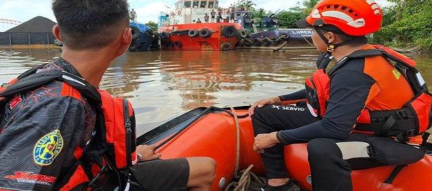 Tragedi tenggelamnya tugboat di Sungai Barito, Kabupaten Batola, Kalimantan Selatan, kembali mengingatkan kita akan pentingnya keselamatan pelayaran dan standar operasional prosedur yang ketat. Peristiwa nahas ini menelan korban jiwa dan meninggalkan duka mendalam bagi keluarga para ABK. Ditengarai, faktor cuaca buruk dan kondisi tugboat yang tidak layak menjadi penyebab utama kecelakaan ini. Polisi pun langsung bergerak cepat untuk mengusut kasus ini. Sejumlah saksi dan pihak terkait dimintai keterangan untuk mengungkap penyebab pasti kecelakaan dan memastikan bahwa keadilan ditegakkan. Berikut adalah hasil penyelidikan awal dan titik-titik penting yang menjadi fokus perhatian dalam kasus tenggelamnya tugboat di Sungai Barito Batola. Kronologi Kejadian Tenggelamnya Tugboat Tugboat '[Nama Tugboat]' yang berlayar dari [Lokasi Asal] menuju [Lokasi Tujuan] mengalami kecelakaan di perairan Sungai Barito tepatnya di wilayah [Lokasi Kejadian] pada [Tanggal Kejadian] pukul [Waktu Kejadian]. Berdasarkan keterangan saksi, tugboat tersebut sedang mengangkut [Jenis Muatan] menuju [Tujuan Muatan]. Saat melintasi perairan Sungai Barito, tugboat dihantam gelombang besar yang diakibatkan oleh hujan deras dan angin kencang. Gelombang yang sangat tinggi menyebabkan tugboat oleng dan akhirnya tenggelam. Saat kejadian, terdapat [Jumlah ABK] orang di atas tugboat. [Jumlah ABK] orang berhasil menyelamatkan diri, sedangkan [Jumlah ABK] orang lainnya dinyatakan hilang dan diduga meninggal dunia. Tim SAR gabungan yang terdiri dari Basarnas, BPBD, dan nelayan setempat langsung dikerahkan untuk melakukan pencarian dan penyelamatan terhadap korban. Pencarian dilakukan di sekitar lokasi kejadian dan dilanjutkan ke hilir Sungai Barito. Kondisi Tugboat dan Cuaca Kondisi tugboat '[Nama Tugboat]' sebelum kejadian nahas menjadi sorotan utama dalam penyelidikan. Berdasarkan informasi awal, tugboat tersebut memiliki beberapa kekurangan, seperti: Kondisi Kapal: Tugboat tersebut telah berusia tua dan dikabarkan mengalami kerusakan pada beberapa bagian, termasuk mesin dan lambung kapal. Peralatan Keselamatan: Terdapat dugaan bahwa peralatan keselamatan di tugboat tersebut tidak lengkap dan tidak berfungsi dengan baik. Kelengkapan Dokumen: Saat ini masih didalami apakah tugboat '[Nama Tugboat]' memiliki kelengkapan dokumen pelayaran yang dibutuhkan, termasuk Surat Izin Berlayar (SIB) dan Sertifikat Kelaiklautan (SURLA). Faktor cuaca juga memainkan peran penting dalam tragedi ini. Hujan deras dan angin kencang yang melanda wilayah tersebut pada hari kejadian menyebabkan gelombang tinggi di Sungai Barito. Kondisi cuaca yang ekstrem ini menambah kesulitan bagi para ABK dalam mengendalikan tugboat. Penyelidikan Kepolisian Polisi langsung bergerak cepat untuk mengusut kasus tenggelamnya tugboat. Tim penyidik dari Polres Batola dipimpin oleh [Nama Kasat Reskrim] melakukan penyelidikan di lokasi kejadian dan memeriksa sejumlah saksi. Empat orang yang diperiksa polisi dalam kasus ini adalah: Nahkoda Tugboat: Nahkoda tugboat '[Nama Tugboat]' menjadi fokus utama dalam penyelidikan. Polisi ingin mengetahui kondisi tugboat sebelum berlayar, alasan memilih berlayar di tengah cuaca buruk, dan tindakan yang dilakukan saat terjadi gelombang besar. Mekanik Tugboat: Mekanik tugboat diperiksa untuk mengetahui kondisi mesin dan kelengkapan lainnya di tugboat. Polisi ingin memastikan bahwa tugboat dalam kondisi layak berlayar dan tidak memiliki kerusakan yang signifikan. Saksi Mata: Saksi mata yang melihat kejadian tenggelamnya tugboat juga dimintai keterangan. Polisi ingin memperoleh informasi mengenai kronologi kejadian dan kondisi cuaca saat kejadian. Perusahaan Pemilik Tugboat: Perusahaan pemilik tugboat '[Nama Tugboat]' juga akan dimintai keterangan. Polisi ingin mengetahui apakah perusahaan telah mematuhi standar operasional prosedur dalam pengoperasian tugboat dan memastikan bahwa tugboat dalam kondisi layak berlayar. Dampak Tragedi bagi Masyarakat Tragedi tenggelamnya tugboat '[Nama Tugboat]' menimbulkan duka mendalam bagi masyarakat di sekitar Sungai Barito. Kehilangan nyawa para ABK menjadi duka yang mendalam bagi keluarga mereka. Selain itu, kejadian ini juga berdampak pada perekonomian masyarakat di sekitar Sungai Barito. Banyak nelayan yang kehilangan mata pencaharian karena aktivitas penangkapan ikan terganggu akibat kecelakaan ini. Upaya Pencegahan Kejadian Serupa Tragedi ini menjadi momentum untuk meningkatkan keselamatan pelayaran di Sungai Barito. Berikut adalah beberapa upaya yang dapat dilakukan untuk mencegah kejadian serupa: Peningkatan Standar Keselamatan: Pemerintah dan regulator maritim harus meningkatkan standar keselamatan pelayaran di Sungai Barito. Pengawasan yang Ketat: Peningkatan pengawasan terhadap kondisi kapal, kelengkapan dokumen, dan profesionalitas para ABK harus dilakukan secara ketat. Sosialisasi Keselamatan: Sosialisasi dan edukasi tentang keselamatan pelayaran kepada para ABK dan masyarakat di sekitar Sungai Barito harus dilakukan secara berkala. Perbaikan Infrastruktur: Perbaikan dan penambahan infrastruktur pelayaran di Sungai Barito, seperti rambu-rambu navigasi dan tempat berlabuh, akan membantu meningkatkan keselamatan pelayaran. Kesimpulan Tragedi tenggelamnya tugboat di Sungai Barito Batola merupakan peristiwa yang sangat menyedihkan. Kejadian ini mengingatkan kita akan pentingnya keselamatan pelayaran dan standar operasional prosedur yang ketat. Penyelidikan kepolisian yang masih berlangsung diharapkan dapat mengungkap penyebab pasti kecelakaan dan memastikan keadilan ditegakkan. Upaya pencegahan yang komprehensif dari berbagai pihak sangat dibutuhkan untuk mencegah kejadian serupa di masa mendatang.