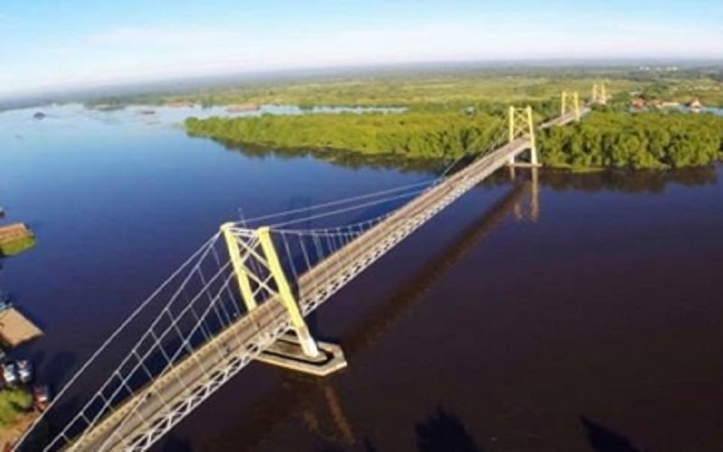 Wisata bawah Jembatan Barito merupakan salah satu destinasi yang semakin menarik perhatian wisatawan, baik lokal maupun mancanegara. Jembatan yang menghubungkan Kalimantan Selatan dan Kalimantan Tengah ini tidak hanya memiliki fungsi sebagai sarana transportasi, tetapi juga menawarkan pemandangan alam yang indah dan pengalaman unik bagi pengunjung. Dengan rencana pengembangan lebih lanjut, wisata bawah jembatan ini berpotensi menjadi salah satu tujuan wisata utama di Indonesia. Dalam artikel ini, kita akan membahas lebih dalam mengenai pengembangan wisata bawah Jembatan Barito, manfaatnya bagi masyarakat lokal, serta bagaimana pengunjung dapat menikmati pengalaman melihat hilir mudik kapal di sepanjang Sungai Barito. 1. Potensi Wisata Bawah Jembatan Barito Pengembangan wisata bawah Jembatan Barito menawarkan potensi yang sangat besar. Dengan lokasi yang strategis, wisatawan dapat menikmati pemandangan yang memukau dari atas jembatan, serta wilayah bawah jembatan yang kaya akan keindahan alam dan aktivitas masyarakat. Terletak di tepi Sungai Barito, jembatan ini menjadi saksi bisu bagi aktivitas yang berlangsung di sungai tersebut. Kapal-kapal yang hilir mudik membawa barang, penumpang, dan berbagai komoditas menciptakan suasana yang hidup dan dinamis. Wisatawan dapat menikmati perjalanan dengan perahu yang disewakan di sekitar area jembatan, memberikan mereka kesempatan untuk mendekati kapal-kapal yang sedang berlayar. Selain itu, spot-spot foto yang menarik di bawah jembatan akan menjadi daya tarik tersendiri bagi para pengunjung yang ingin mengabadikan momen indah mereka. Pihak pengelola juga berencana untuk menyediakan berbagai fasilitas pendukung, seperti area parkir, kios makanan, dan tempat istirahat yang nyaman, agar para wisatawan dapat menikmati waktu mereka dengan maksimal. Lebih jauh lagi, pengembangan ini diharapkan dapat meningkatkan kesadaran masyarakat akan pentingnya pelestarian lingkungan. Dengan adanya kegiatan wisata, masyarakat di sekitar diharapkan dapat memahami nilai dari ekosistem yang mereka miliki dan berkontribusi dalam menjaga kelestarian alam. Oleh karena itu, potensi wisata bawah Jembatan Barito tidak hanya menjanjikan keuntungan ekonomi, tetapi juga manfaat bagi lingkungan dan masyarakat setempat. 2. Manfaat Ekonomi bagi Masyarakat Lokal Salah satu aspek yang paling signifikan dari pengembangan wisata bawah Jembatan Barito adalah dampak ekonominya bagi masyarakat lokal. Dengan meningkatnya jumlah wisatawan yang berkunjung, para pelaku usaha lokal, seperti pedagang, penyedia jasa transportasi, dan penginapan akan mendapatkan keuntungan. Peningkatan kegiatan ekonomi ini dapat membantu meningkatkan taraf hidup masyarakat yang tinggal di sekitar area wisata. Misalnya, para pedagang kaki lima dapat menjajakan makanan dan minuman khas daerah, yang tidak hanya menarik perhatian wisatawan tetapi juga memberikan penghasilan yang stabil bagi mereka. Selain itu, dengan adanya permintaan untuk jasa penyewaan perahu dan pemandu wisata, peluang kerja bagi masyarakat lokal juga akan terbuka lebar. Hal ini bisa menjadi langkah awal untuk mengurangi angka pengangguran di daerah tersebut. Pemerintah daerah juga dapat melakukan kerja sama dengan pelaku usaha lokal untuk menciptakan paket wisata menarik yang dapat dipasarkan secara luas. Misalnya, paket wisata satu hari yang mencakup tur di bawah jembatan, kunjungan ke lokasi-lokasi menarik di sekitar Sungai Barito, serta pengalaman kuliner lokal. Dengan demikian, tidak hanya para pengunjung yang diuntungkan, tetapi masyarakat lokal juga mendapat dampak positif yang signifikan. 3. Infrastruktur dan Fasilitas Pendukung Untuk mendukung pengembangan wisata bawah Jembatan Barito, infrastruktur dan fasilitas pendukung menjadi hal yang sangat penting. Pihak berwenang perlu melakukan berbagai perbaikan dan penyempurnaan, termasuk akses jalan menuju lokasi wisata, area parkir yang memadai, serta penyediaan toilet umum dan tempat istirahat. Semua fasilitas ini bertujuan agar pengunjung merasa nyaman dan aman saat berada di lokasi. Rencananya, akan dibangun juga pusat informasi wisata yang memberikan detail tentang sejarah Jembatan Barito, informasi mengenai aktivitas hilir mudik kapal, serta petunjuk untuk kegiatan wisata lainnya di sekitar area. Dengan adanya pusat informasi ini, pengunjung dapat merencanakan aktivitas mereka dengan lebih baik dan mendapatkan pengalaman yang lebih mendalam. Pengembangan juga mencakup penataan area hijau dan tempat duduk di sekitar jembatan, sehingga pengunjung dapat menikmati pemandangan indah tanpa merasa tertekan. Dengan demikian, pengunjung dapat menikmati keindahan alam sambil bersantai dan berinteraksi dengan sesama wisatawan. Semua upaya ini harus dilakukan dengan mempertimbangkan pelestarian lingkungan agar keindahan alam yang ada tetap terjaga. 4. Pengalaman Unik Melihat Hilir Mudik Kapal Salah satu daya tarik utama dari wisata bawah Jembatan Barito adalah pengalaman unik melihat hilir mudik kapal. Sungai Barito merupakan jalur transportasi penting yang menghubungkan berbagai daerah di Kalimantan. Dengan adanya wisata ini, pengunjung dapat melihat langsung aktivitas pelayaran yang terjadi, mulai dari kapal barang, kapal penumpang, hingga perahu nelayan yang melintas. Pengunjung dapat menyewa perahu untuk menjelajahi sungai lebih dekat dan menikmati pemandangan dari perspektif yang berbeda. Selama perjalanan, mereka akan dapat melihat berbagai aktivitas di tepi sungai, seperti masyarakat yang berladang, memancing, atau bahkan berlayar dengan kapal tradisional. Melihat hilir mudik kapal tidak hanya memberikan pengalaman visual yang menarik, tetapi juga memperkaya wawasan pengunjung tentang kehidupan masyarakat di sekeliling Sungai Barito. Para pemandu wisata yang berpengalaman dapat memberikan informasi mengenai sejarah, budaya, dan kehidupan sehari-hari masyarakat yang tinggal di sekitar sungai. Ini akan menjadi pengalaman yang tidak hanya menyenangkan tetapi juga edukatif bagi setiap pengunjung.