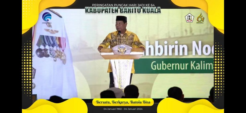 Dalam rangka memperingati Hari Jadi ke-64, Gubernur Kalimantan Selatan (Kalsel) memberikan ucapan terima kasih kepada Presiden Republik Indonesia atas dukungan dan program-program yang telah dirasakan oleh masyarakat, termasuk di wilayah Batola (Barito Kuala). Ucapan terima kasih ini bukan hanya sekadar formalitas, tetapi mencerminkan kepuasan dan harapan masyarakat atas berbagai inisiatif pemerintah pusat yang diharapkan mampu meningkatkan kualitas hidup serta kesejahteraan. Di tengah tantangan yang dihadapi oleh daerah, kerja sama antara pemerintah daerah dan pusat sangat diperlukan untuk menciptakan program-program yang tepat sasaran dan berdampak positif bagi masyarakat. Artikel ini akan membahas lebih dalam mengenai progres pembangunan di Batola, dampak program pemerintah, serta harapan masa depan yang bersinergi untuk menciptakan daerah yang lebih maju. 1. Pembangunan Infrastruktur: Tolak Ukur Kemajuan Daerah Pembangunan infrastruktur menjadi salah satu prioritas utama yang diperjuangkan oleh Pemerintah Provinsi Kalsel dan pemerintah pusat. Melalui berbagai program yang dicanangkan, Batola sebagai salah satu Kabupaten di Kalsel merasakan dampak positif dari pembangunan infrastruktur yang berkelanjutan. Infrastruktur yang baik tidak hanya memudahkan aksesibilitas, tetapi juga membuka peluang investasi dan pertumbuhan ekonomi lokal. Di Batola, pembangunan jalan raya yang menghubungkan antar desa dan kota merupakan salah satu contoh nyata dari implementasi program pemerintah. Jalan yang lebih baik memungkinkan masyarakat untuk mengangkut hasil pertanian dan produk lokal dengan lebih efisien. Selain itu, pembangunan jembatan yang menghubungkan daerah terpencil ke pusat-pusat layanan juga memberikan kontribusi signifikan terhadap mobilitas penduduk. Dari sisi sosial, pembangunan infrastruktur tidak hanya memberikan dampak ekonomi tetapi juga meningkatkan kualitas hidup masyarakat. Dengan akses yang lebih mudah ke layanan kesehatan, pendidikan, dan pasar, warga Batola dapat merasakan peningkatan kualitas hidup yang lebih signifikan. Kegiatan ekonomi yang lebih dinamis dan mobilitas masyarakat yang lebih lancar merupakan tanda nyata dari kemajuan yang telah dicapai. Melalui pembangunan infrastruktur yang terencana dan berkelanjutan, Batola menunjukkan potensi besar sebagai pusat pertumbuhan baru di Kalsel. Dukungan dari pemerintah pusat yang dituangkan dalam bentuk anggaran dan program-program strategis akan terus memperkuat fondasi pembangunan di daerah ini. 2. Program Sosial: Mewujudkan Kesejahteraan Masyarakat Selain infrastruktur, program sosial juga merupakan fokus utama dari pemerintah baik di tingkat daerah maupun pusat. Di Batola, berbagai program sosial seperti bantuan langsung tunai, program keluarga harapan, dan pelatihan keterampilan menjadi andalan dalam meningkatkan kesejahteraan masyarakat. Gubernur Kalsel memberikan apresiasi kepada Presiden RI atas dukungan yang terus diberikan dalam pelaksanaan program-program ini. Melalui program-program sosial ini, masyarakat yang kurang mampu mendapatkan perhatian lebih dari pemerintah. Program Keluarga Harapan, misalnya, bertujuan untuk mengurangi angka kemiskinan dengan memberikan bantuan kepada keluarga yang terdaftar sebagai penerima manfaat. Hal ini tidak hanya meringankan beban ekonomi, tetapi juga menciptakan peluang bagi mereka untuk meningkatkan kualitas hidup melalui pendidikan dan kesehatan. Di sisi lain, pelatihan keterampilan yang diselenggarakan oleh pemerintah memberikan kesempatan bagi masyarakat untuk memiliki keterampilan yang dapat dijadikan sumber pendapatan. Di Batola, pelatihan seperti menjahit, keterampilan pertanian, dan kerajinan tangan telah membantu banyak warga untuk mandiri secara ekonomi. Dengan adanya keterampilan ini, masyarakat tidak hanya bergantung pada bantuan, tetapi mampu menciptakan peluang kerja sendiri. Dampak dari program sosial ini sangat terasa di masyarakat. Banyak keluarga yang sebelumnya bergantung pada bantuan kini telah bertransisi menjadi kelompok yang mandiri dan produktif. Gubernur Kalsel berharap agar program-program ini dapat terus berlanjut dan ditingkatkan, sehingga lebih banyak masyarakat yang mendapatkan manfaat. 3. Pendidikan: Investasi Masa Depan Pendidikan adalah salah satu pilar utama dalam pembangunan suatu daerah. Di Batola, pemerintah telah berkomitmen untuk meningkatkan kualitas pendidikan melalui berbagai program dan inisiatif. Gubernur Kalsel dalam ucapannya pada Hari Jadi ke-64 menekankan pentingnya pendidikan sebagai investasi jangka panjang untuk masa depan masyarakat. Salah satu inisiatif yang telah dilakukan adalah peningkatan sarana dan prasarana pendidikan di Batola. Sekolah-sekolah yang sebelumnya kekurangan fasilitas kini mendapatkan renovasi dan tambahan fasilitas yang memadai. Hal ini diharapkan dapat meningkatkan motivasi siswa untuk belajar dan berprestasi. Selain itu, program beasiswa bagi siswa berprestasi serta yang berasal dari keluarga kurang mampu juga menjadi salah satu langkah penting dalam mendorong angka partisipasi pendidikan di Batola. Dengan adanya dukungan ini, diharapkan tidak ada anak yang putus sekolah hanya karena kendala biaya. Pendidikan berbasis keterampilan juga menjadi fokus utama. Dengan mengedepankan pendidikan vokasi, pemerintah berharap dapat mempersiapkan generasi muda Batola untuk siap terjun ke dunia kerja. Program-program pelatihan yang terintegrasi dengan industri lokal akan memudahkan siswa untuk mendapatkan pengalaman dan pengetahuan yang relevan dengan kebutuhan pasar. Gubernur Kalsel juga berharap bahwa kerjasama antara pemerintah daerah dan pusat dalam bidang pendidikan akan semakin solid, sehingga Batola dapat menghasilkan generasi penerus yang berkualitas dan siap bersaing di tingkat nasional maupun internasional. 4. Harapan Masa Depan: Sinergitas untuk Kesejahteraan Di tengah tantangan yang masih ada, harapan untuk masa depan Batola semakin cerah dengan adanya sinergitas antara pemerintah pusat dan daerah. Gubernur Kalsel menegaskan bahwa kolaborasi ini sangat penting untuk menciptakan program-program yang tidak hanya bermanfaat, tetapi juga berkelanjutan. Diharapkan, ke depan akan ada lebih banyak program inovatif yang mampu menjawab kebutuhan masyarakat Batola. Keterlibatan masyarakat dalam perencanaan dan pelaksanaan program juga akan menjadi kunci sukses. Dengan mendengarkan suara masyarakat, pemerintah dapat menciptakan program yang lebih tepat sasaran dan sesuai dengan kebutuhan lokal. Selain itu, pengembangan sektor-sektor ekonomi lokal seperti pertanian, perikanan, dan pariwisata menjadi fokus utama untuk mendukung pertumbuhan ekonomi yang berkelanjutan. Pemerintah berharap agar potensi lokal dapat dimaksimalkan untuk menciptakan lapangan kerja baru dan meningkatkan pendapatan masyarakat. Dukungan dari pemerintah pusat dalam hal pembiayaan dan sumber daya juga sangat diperlukan untuk merealisasikan semua rencana ini. Gubernur Kalsel percaya bahwa dengan kerjasama yang baik, Batola akan menjadi daerah yang lebih maju, sejahtera, dan berdaya saing tinggi di masa depan.